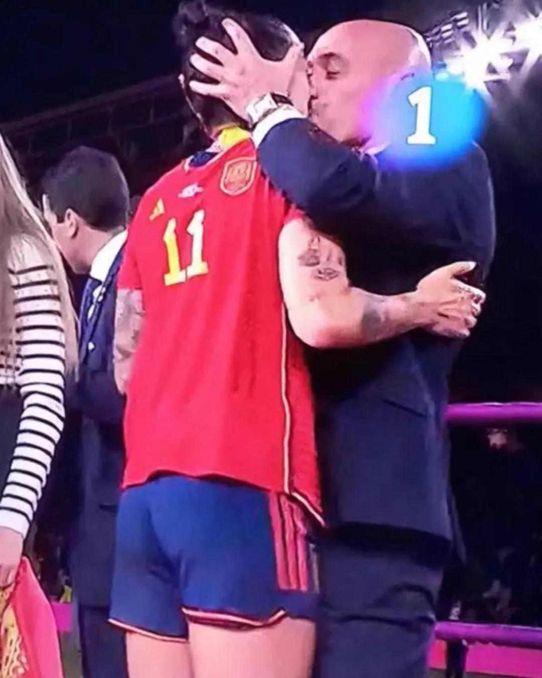 西班牙夺冠后，足协主席唇吻女球员被骂翻(8)