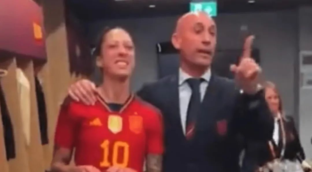 西班牙夺冠后，足协主席唇吻女球员被骂翻(9)