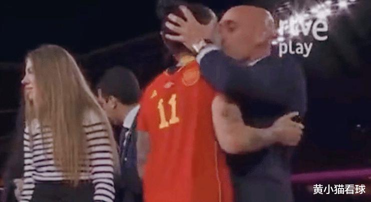 女足世界杯：鲁维亚莱斯之吻惹争议，西班牙代理平等部长这么回应