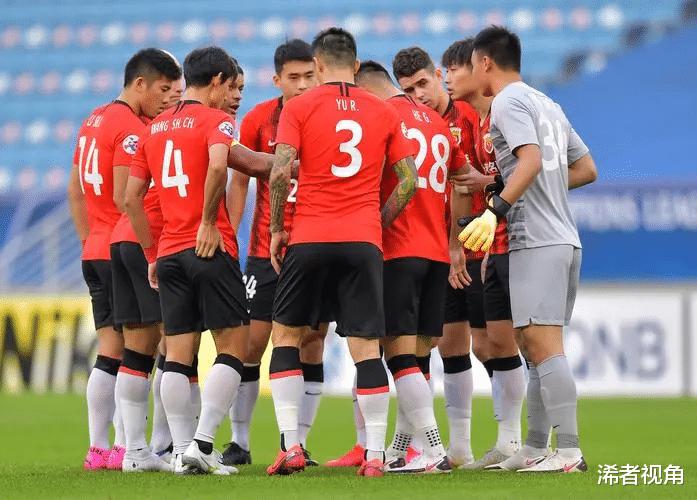 突发！上海媒体点评中国足球引爆争议，球迷吐槽：真是个笑话