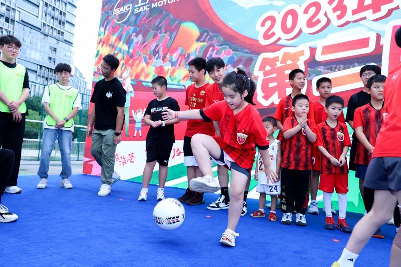 国门颜骏凌、铁腰杨世元变身推广大使，上海职工传统足球品牌赛事揭幕