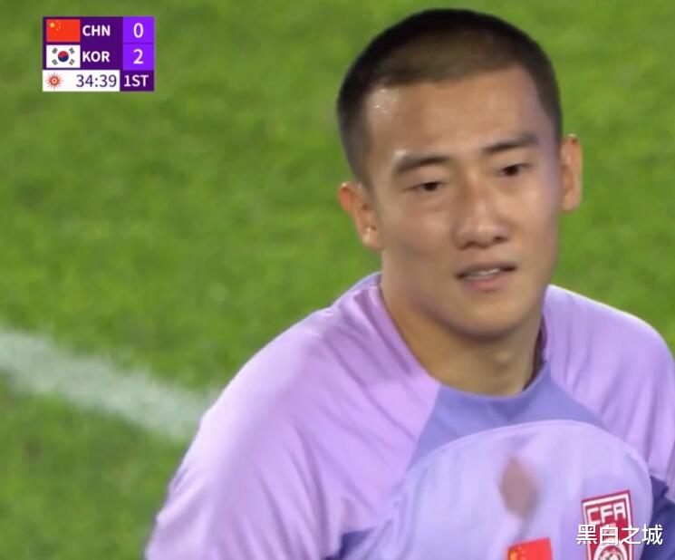 打花了！中国男足2球落后韩国，球员互相抱怨，这比赛没法踢了(1)