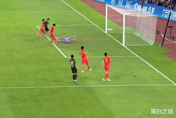 打花了！中国男足2球落后韩国，球员互相抱怨，这比赛没法踢了(2)