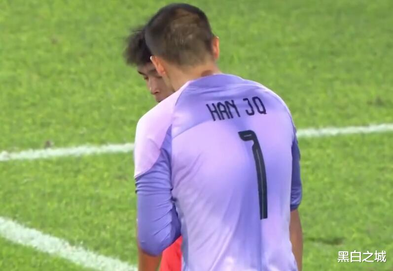 打花了！中国男足2球落后韩国，球员互相抱怨，这比赛没法踢了(3)