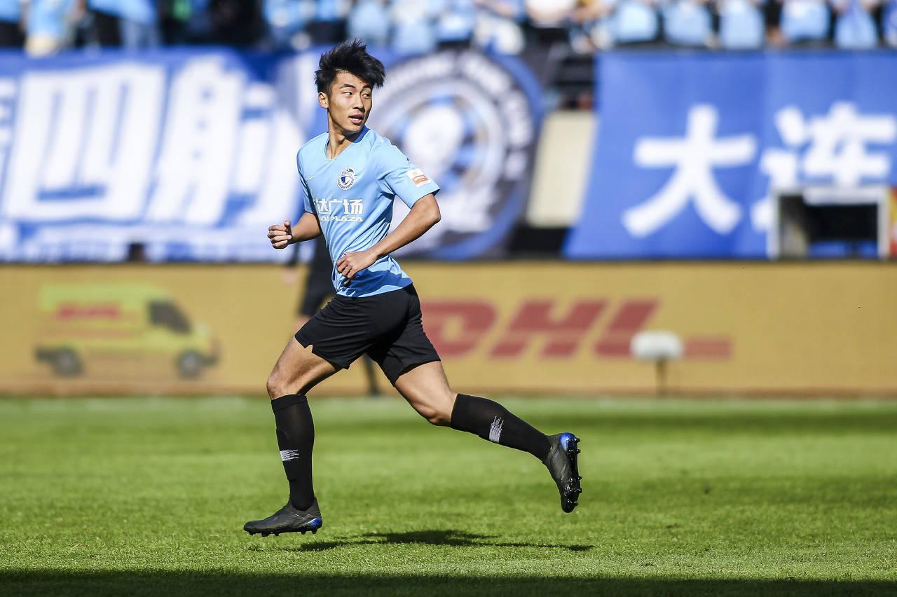 23岁大连人后卫何宇鹏首次入选国足，球员刚刚结束亚运会征程