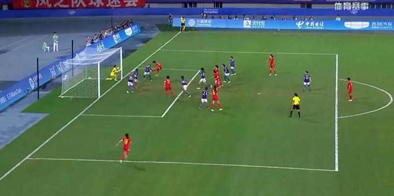 扳回一个！张琳艳头球补射破门，中国女足暂2-4落后日本(1)