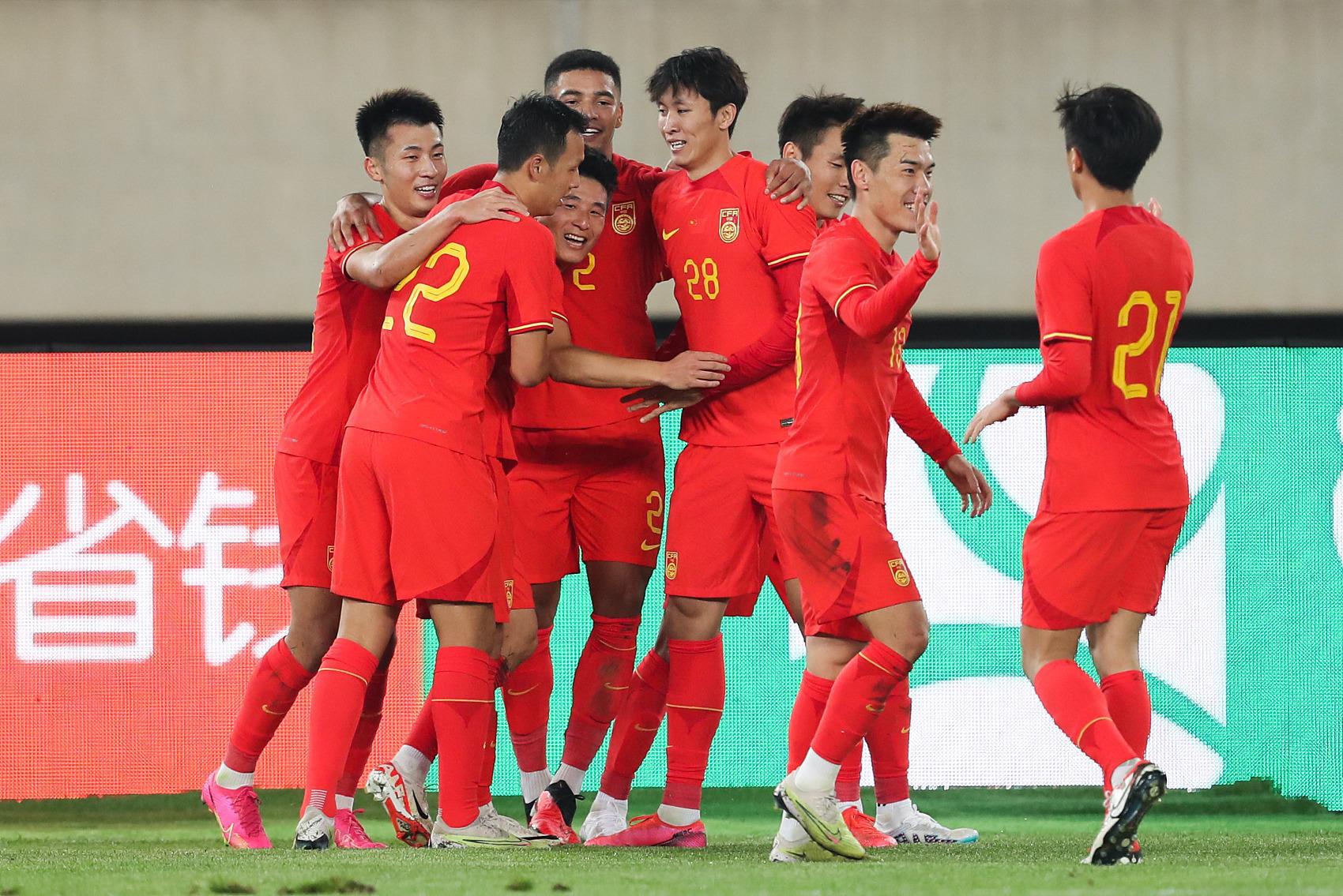 两球完胜越南队，中国男足报“一箭之仇”