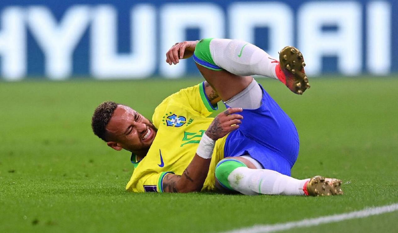 内马尔又受伤，一个享誉世界的足球球员受伤会导致什么你知道吗？(1)