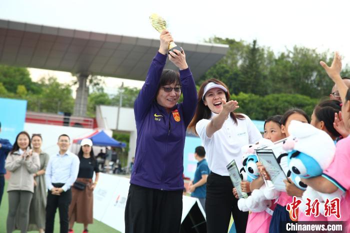重庆大山足球女孩夺得第二届追风联赛总决赛桂冠 孙雯颁奖(3)