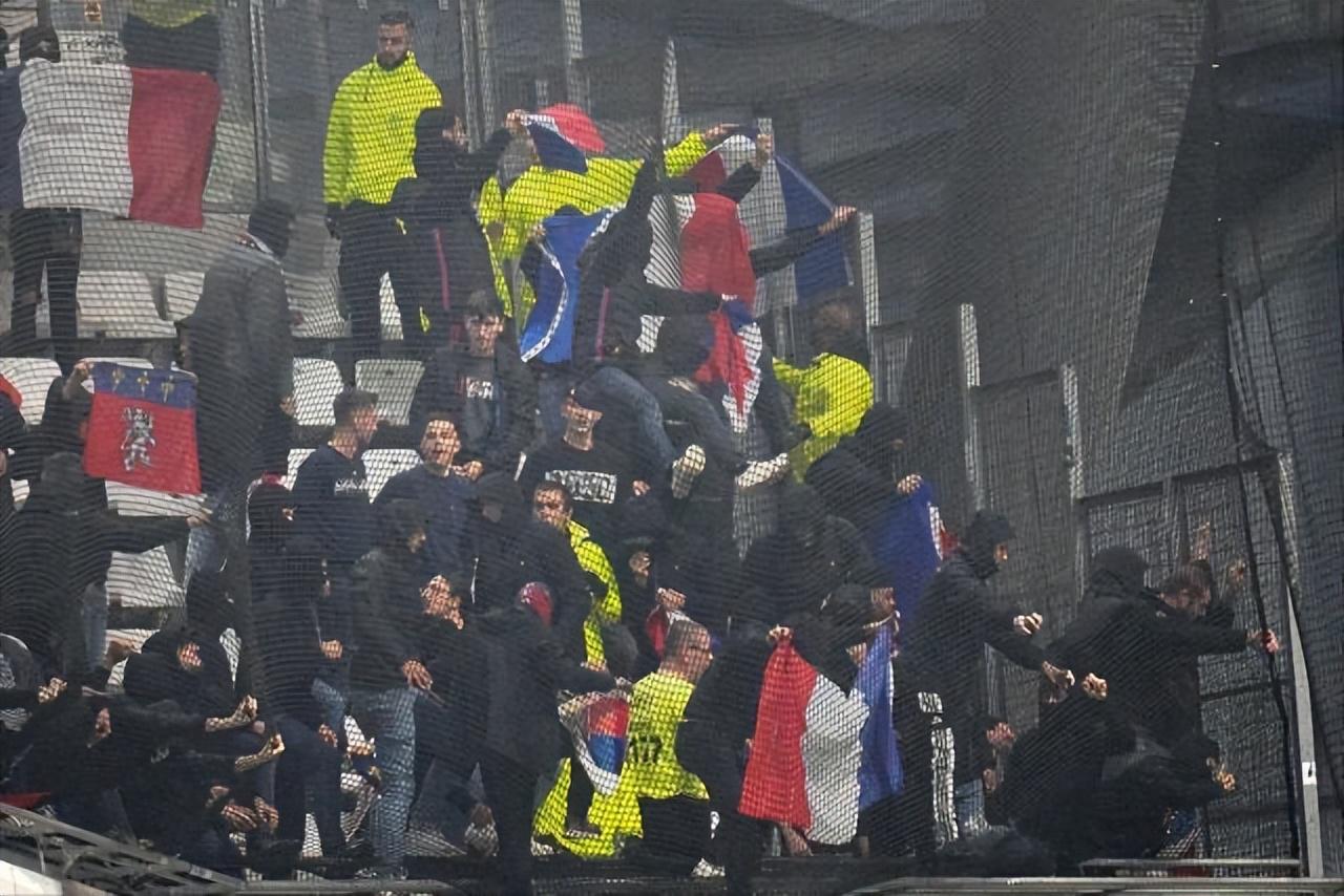 法国足球遭遇马赛球迷暴力事件，里昂主教练受伤，迫使比赛推迟