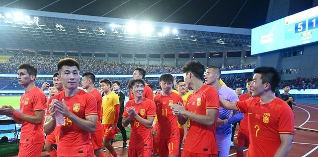 中国男足乘经济舱踢世预赛，待遇不如7年前，足协真穷了(4)