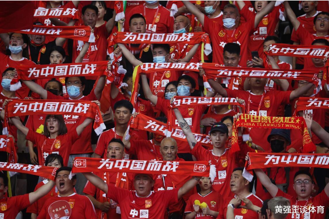 中国男足征战前仅有7名球迷送行，战胜泰国后，凌晨享受球迷夹道欢迎！