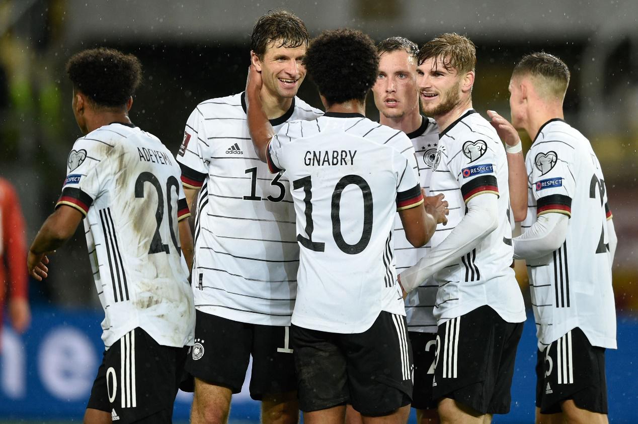 德国队目前没有可靠的中轴线，球队缺乏稳定的架构