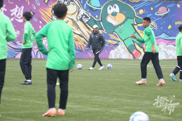 重回杭州签约浙江青训！冈田武史：中国足球发展需要足够时间和耐心(2)