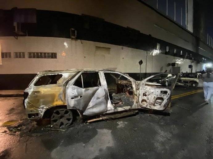 愤怒的桑托斯球迷烧毁了场外多辆汽车，其中一辆是自家球员的
