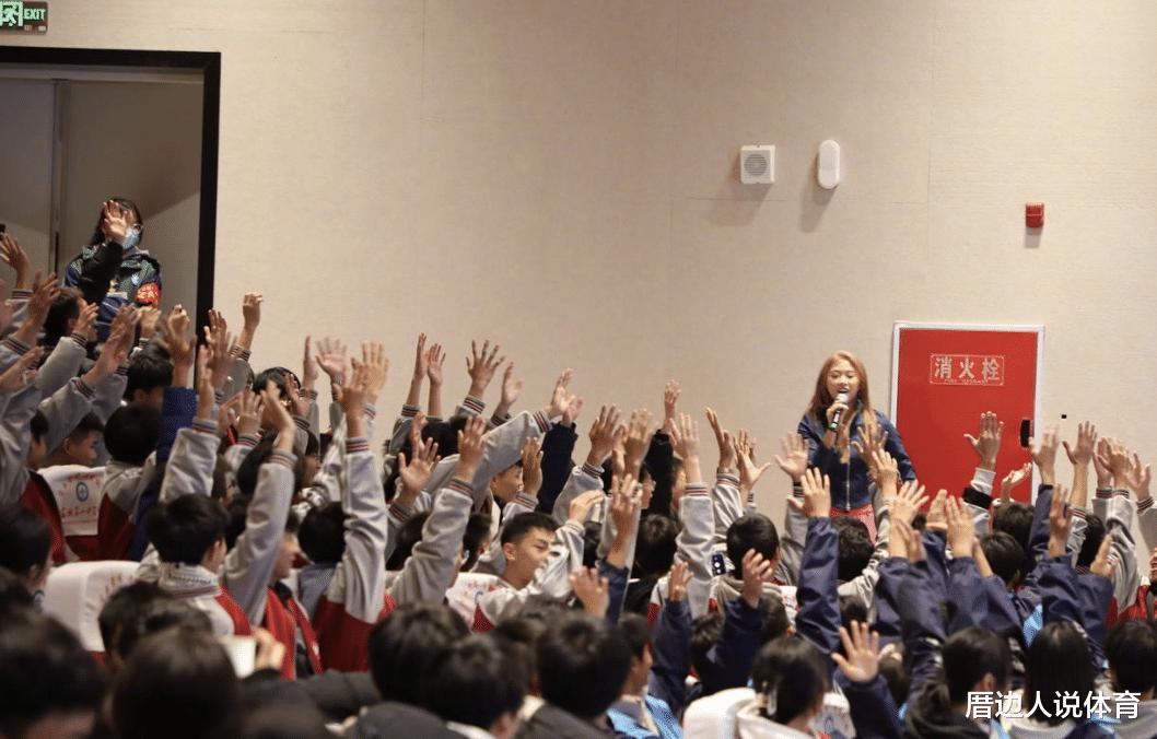 吴艳妮形象彻底扭转 给家乡800多名中学生上课 官方解释树立榜样
