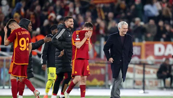 罗马队19岁男孩为罗马打进欧洲首球后落泪，穆帅：让我感动(1)