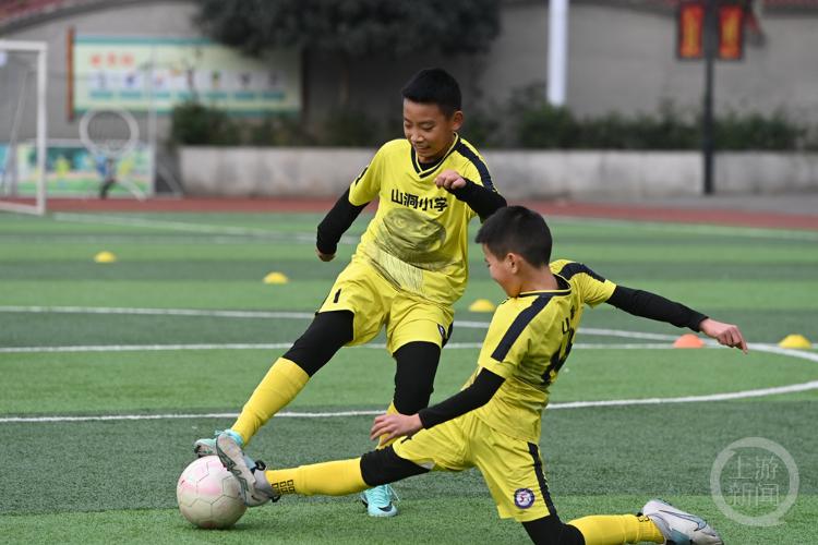 足球“炫”动校园