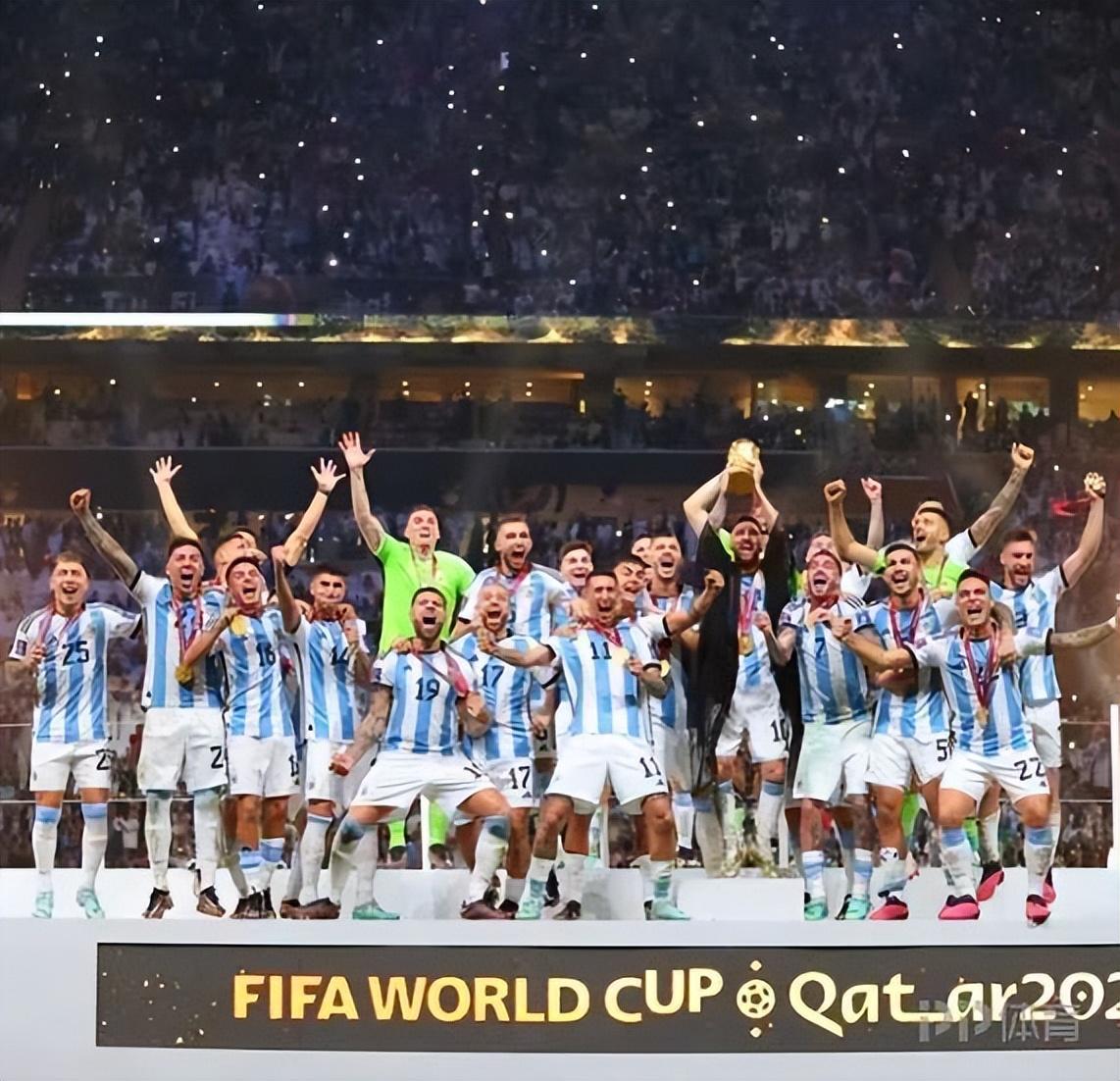 记者：由于球迷聚集严重 阿根廷球员是被直升飞机接走去庆祝的
