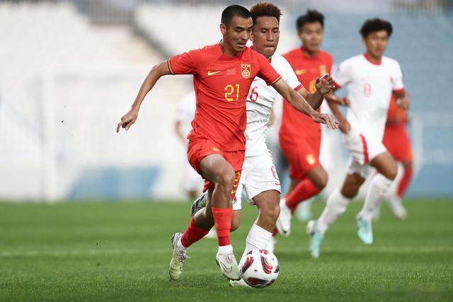 中国香港队队员谈与国足热身赛：第一个红牌有争议，应该不是红牌，中国队在禁区里的防守要改进(2)