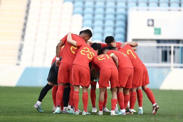 中国香港队队员谈与国足热身赛：第一个红牌有争议，应该不是红牌，中国队在禁区里的防守要改进(3)