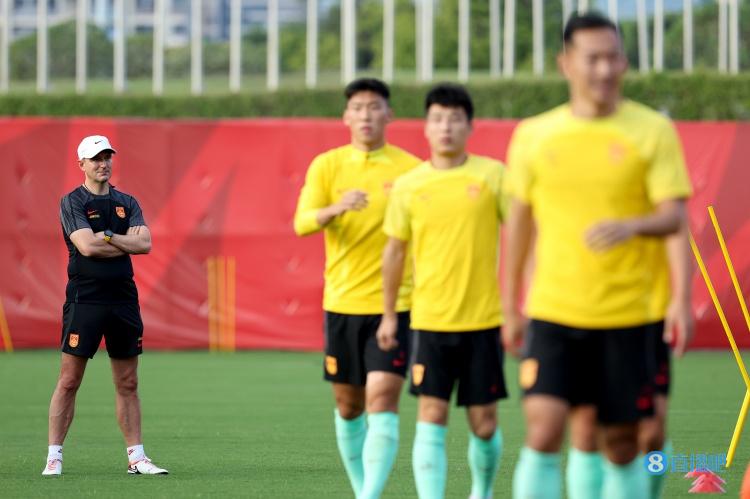 詹俊：国足防守上要注意保护张琳芃这一侧，进攻要发挥好头球优势(1)