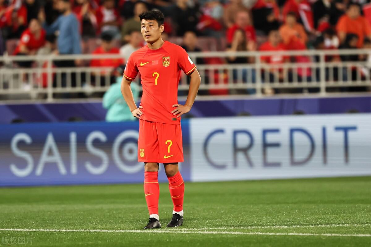 武磊在联赛大杀四方，为何在国家队萎靡不振，看了亚洲杯后才明白(4)