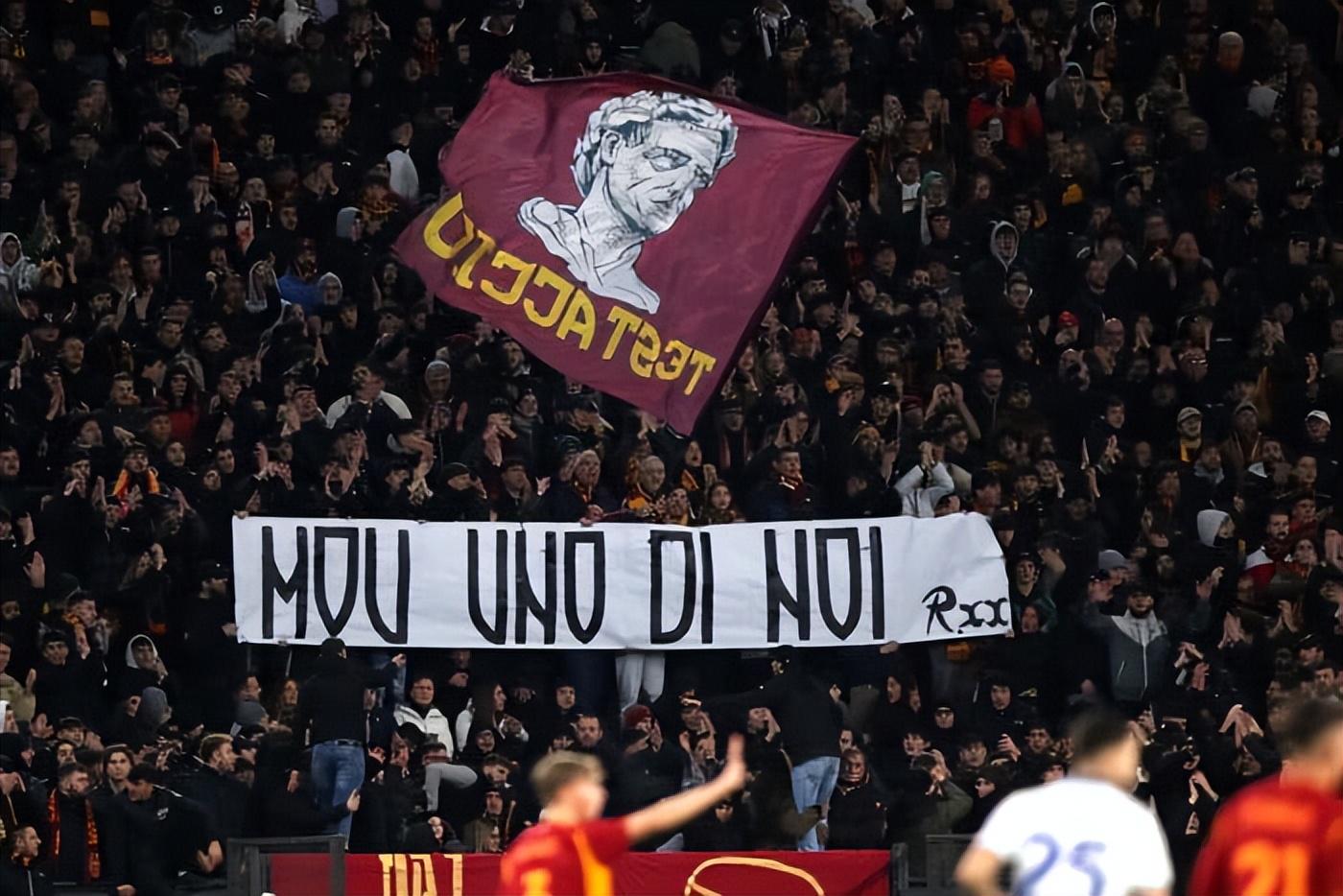 罗马球迷在奥林匹克球场为穆帅举起横幅：谢谢何塞，穆是罗马一员