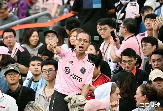 梅西双标！冷漠与微笑，抵达日本冲球迷微笑致意，球迷很失望(3)