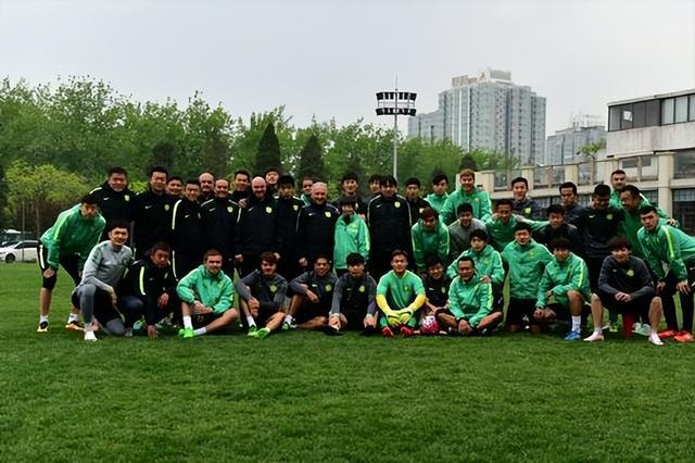 为餐厅工作人员和队医举行退休仪式，北京国安足球文化已是顶流(2)